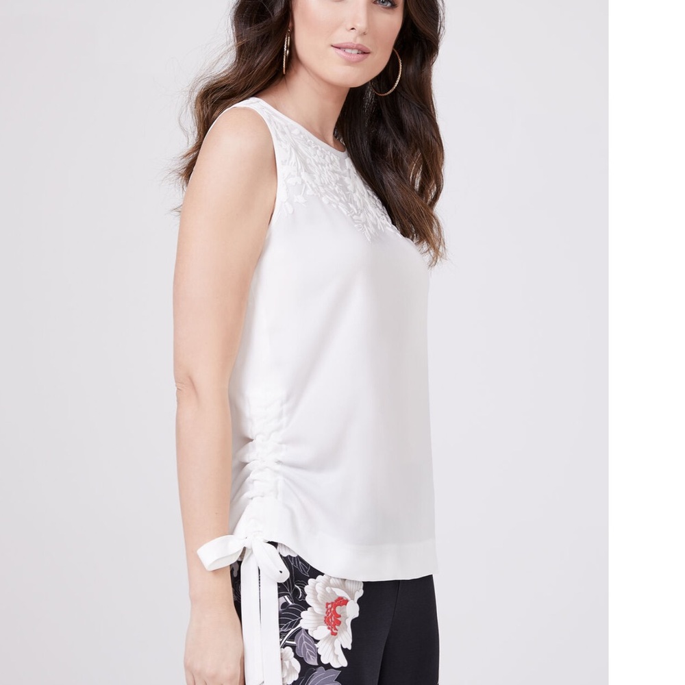 Sleeveless Top with Appliqué effect.